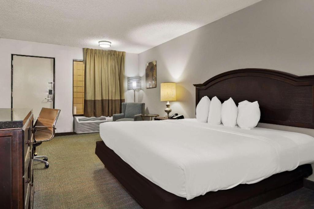 Rodeway Inn لومبيرتون، كارولاينا الشمالية المظهر الخارجي الصورة